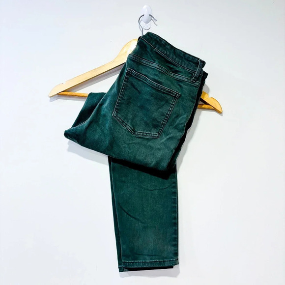 REITMANS High-Waisted Green Jeans (31P) – Petite Fit Denim * - Picture 3 of 10